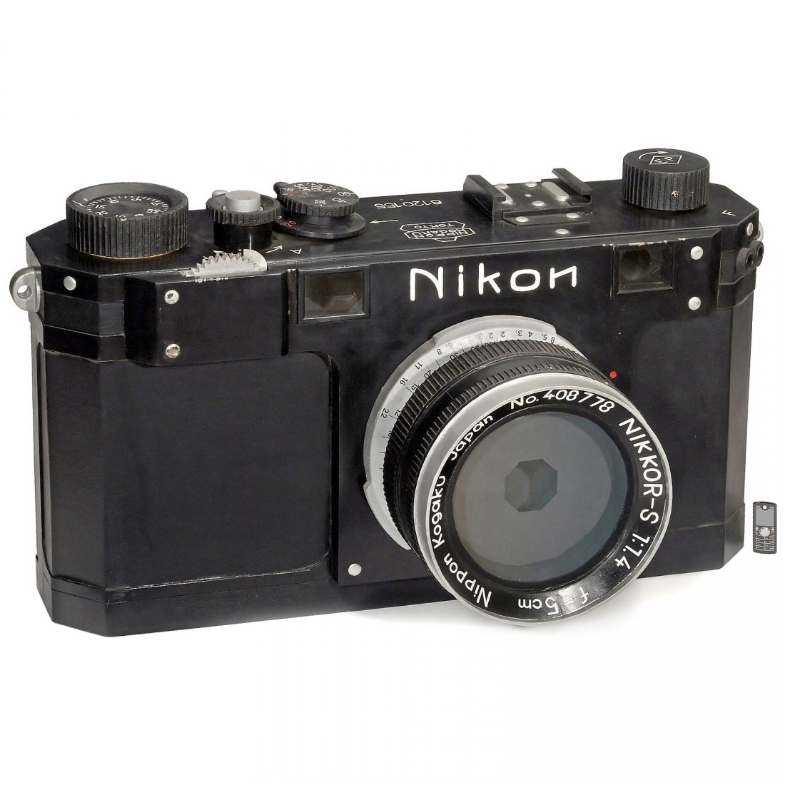Giant "Nikon S" Advertising Model, c. 1951: Giant "Nikon S" Advertising Model, c. 1951 Showcase model, wooden body, size 54 1/3 x 31 ½ x 26 1/3 in.! – Wonderful advertising piece! Großes Demonstrations-Holzmodell "Nikon S", um 1951 Messe-Mo