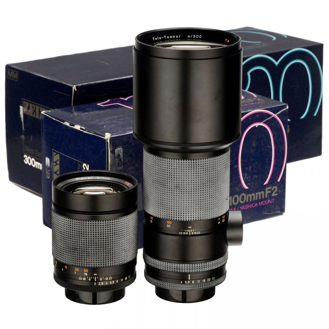 Planar T 2/100 mm (MM) and Tele-Tessar T 4/300 mm (MM): Planar T 2/100 mm (MM) and Tele-Tessar T 4/300 mm (MM) for Contax RTS Carl Zeiss, Oberkochen. 1) Planar 2/100 mm T (MM), "Made in Germany", 2 caps and box. (2-/1) – And: 2) Tele-Tessar 4/300 mm T (M