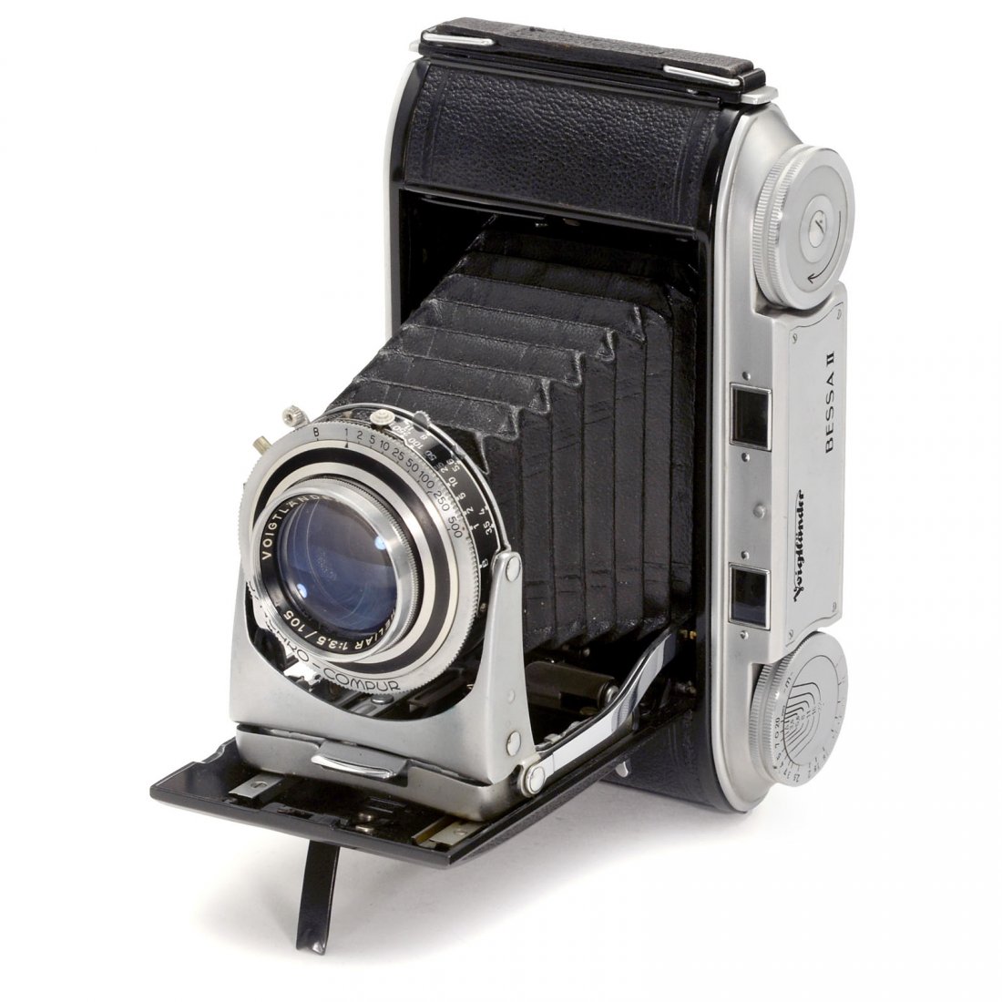 Bessa II with Color-Heliar, 1951: Bessa II with Color-Heliar, 1951 Voigtländer, Braunschweig. Size 6 x 9 cm, no. 3195769, Color-Heliar 3,5/105 mm in Synchro-Compur, intermediate model with two studs for accessory shoe, excellent cond