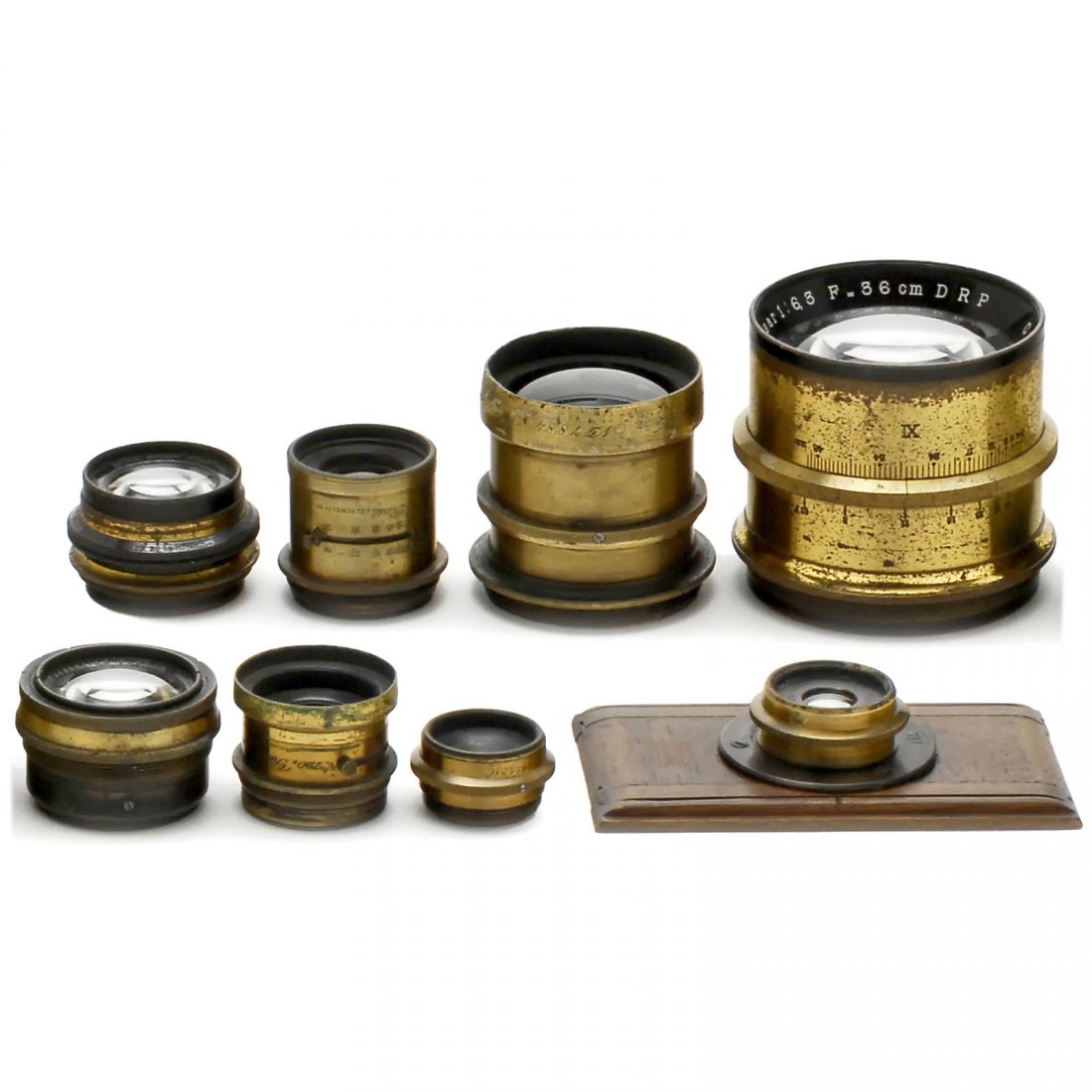 8 Zeiss and Zeiss Patent Lenses: 8 Zeiss and Zeiss Patent Lenses 1) Carl Zeiss, Jena. Tessar 6,3/36 cm, no. 177524, iris stop, dent on rear lens ring. (3-/3-) – 2) Carl Zeiss, Jena. Tessar 4,5/15 cm, no. 334898, iris stop. (4/4) ��