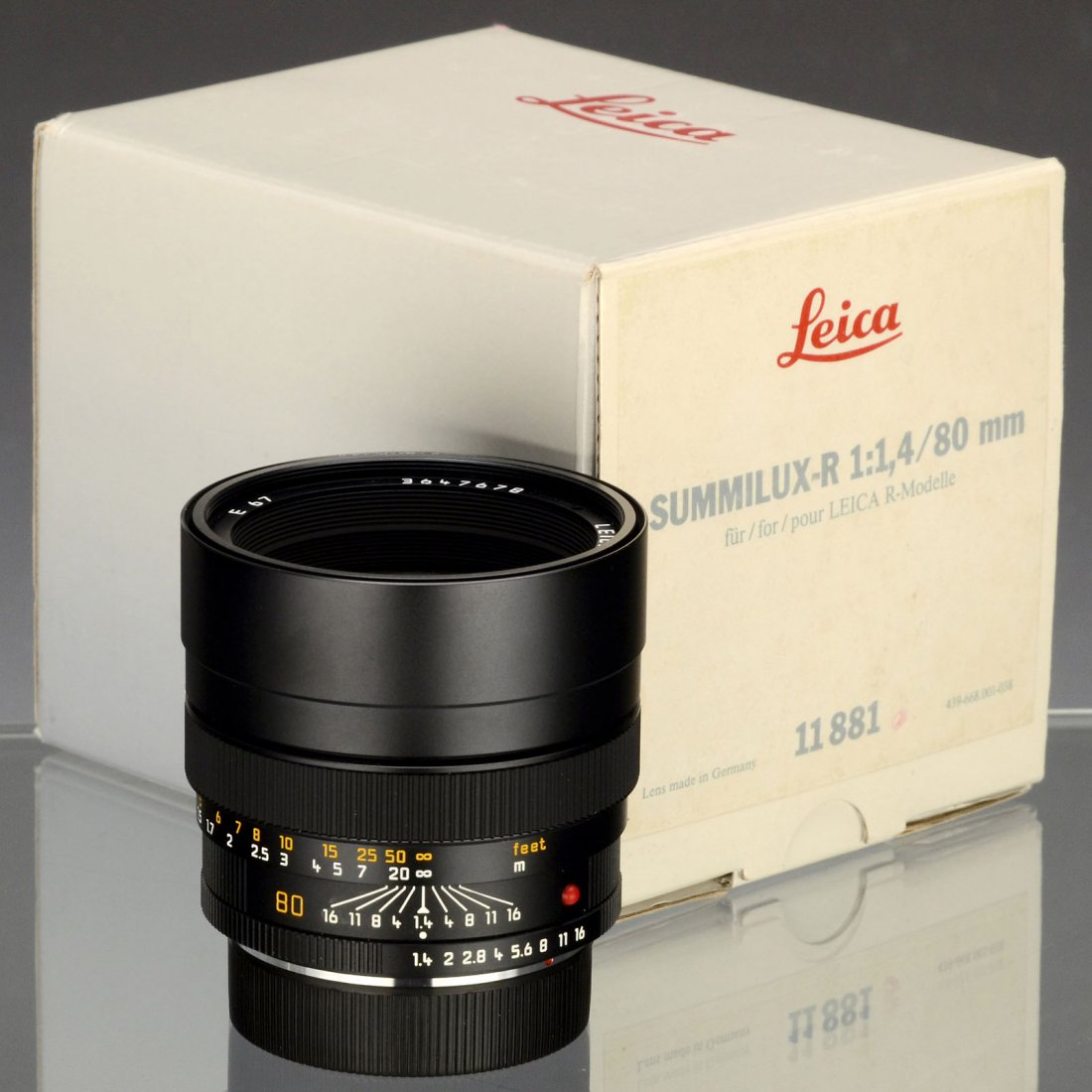 Summilux-R 1,4/80 mm, c. 1982: Summilux-R 1,4/80 mm, c. 1982 Leica, Solms. No. 3647678, like new! Complete with 2 caps, soft case, box and papers. Summilux-R 1,4/80 mm, um 1982 Leica, Solms. Nr. 3647678, neuwertig! Komplett mit 2 D