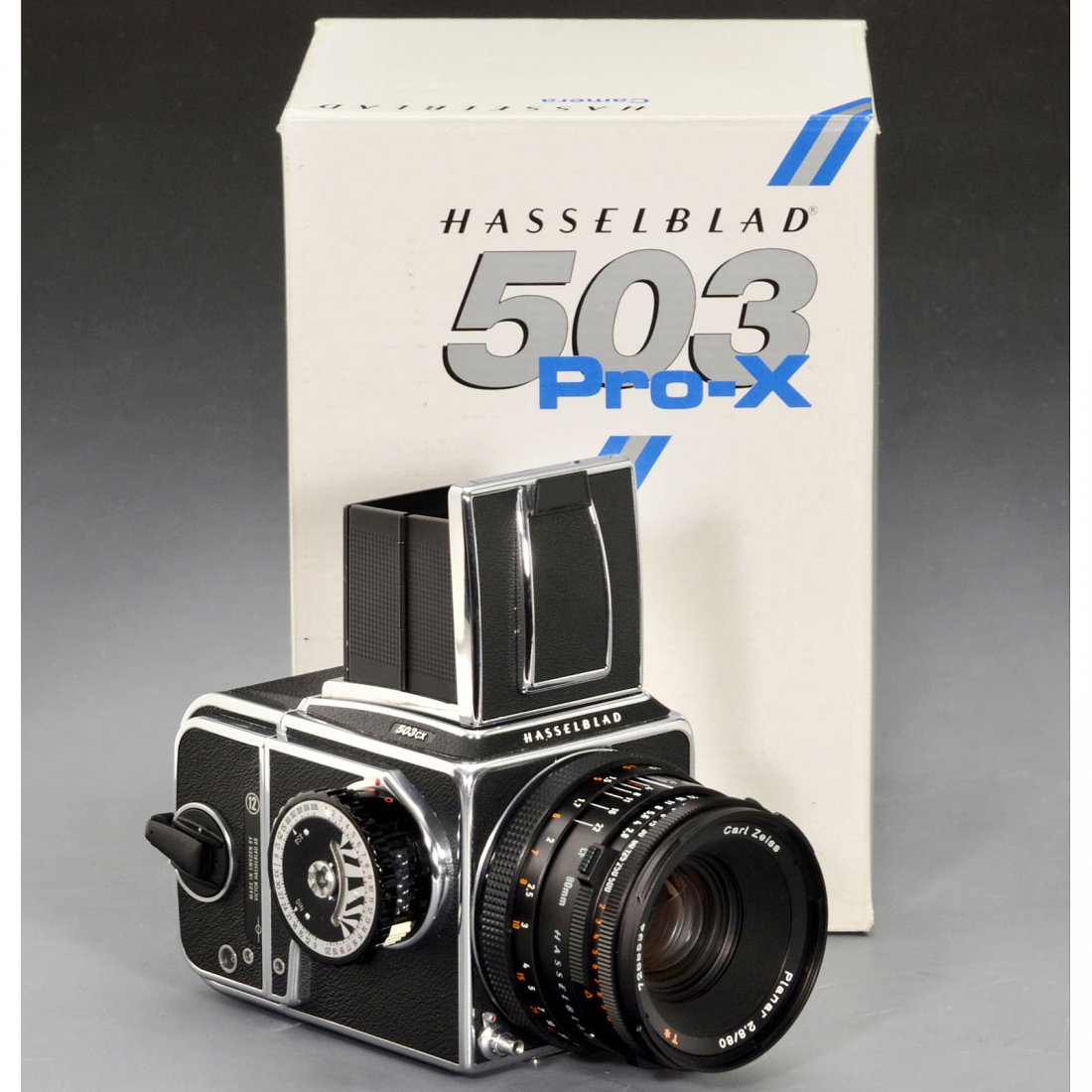 Hasselblad 503CX (Like New!), 1993: Hasselblad 503CX (Like New!), 1993 Hasselblad, Sweden, Hasselblad 503CX, no. 11EP23792, Planar 2,8/80 mm T, magazine 12, waist-level viewfinder, light meter transport button. With box, instruction man