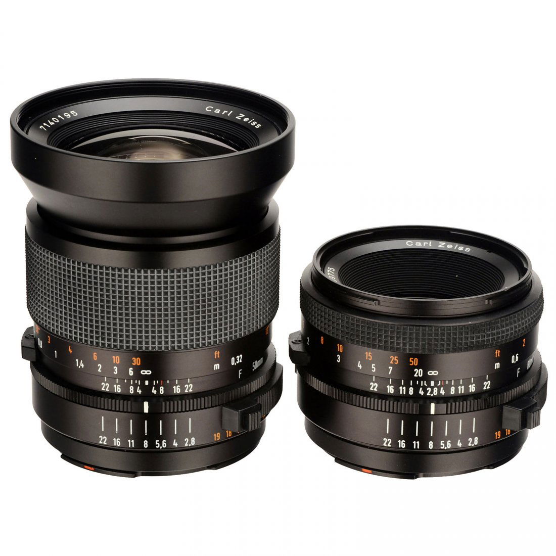 Distagon TCC-FE 2,8/50 mm T and Planar TCC-FE 2,8/80 mm: Distagon TCC-FE 2,8/50 mm T and Planar TCC-FE 2,8/80 mm T Hasselblad/Carl Zeiss, Oberkochen. 1) Distagon TCC-FE 2,8/50 mm T, rear cap, like new, electric functions not tested. (1-/–) – And: 2) Pla