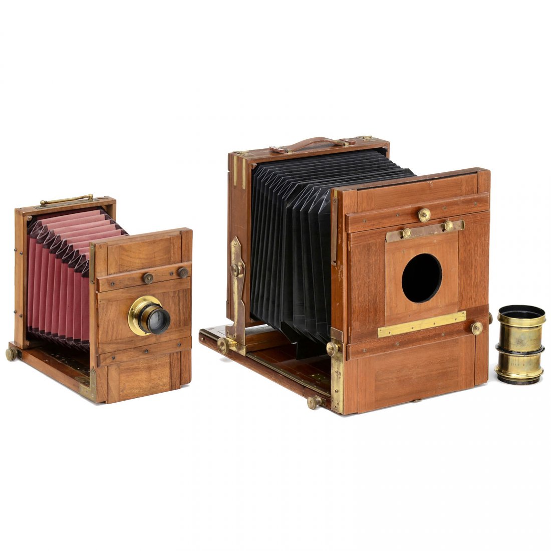 Field Cameras (13 x 18 cm and 18 x 24 cm): Field Cameras (13 x 18 cm and 18 x 24 cm) 1) Presumably Tailboard camera from England, size 13 x 18 cm, c. 1890, polished wood with brass fittings, dark-red bellows with dark corners, brass lens "Ad.