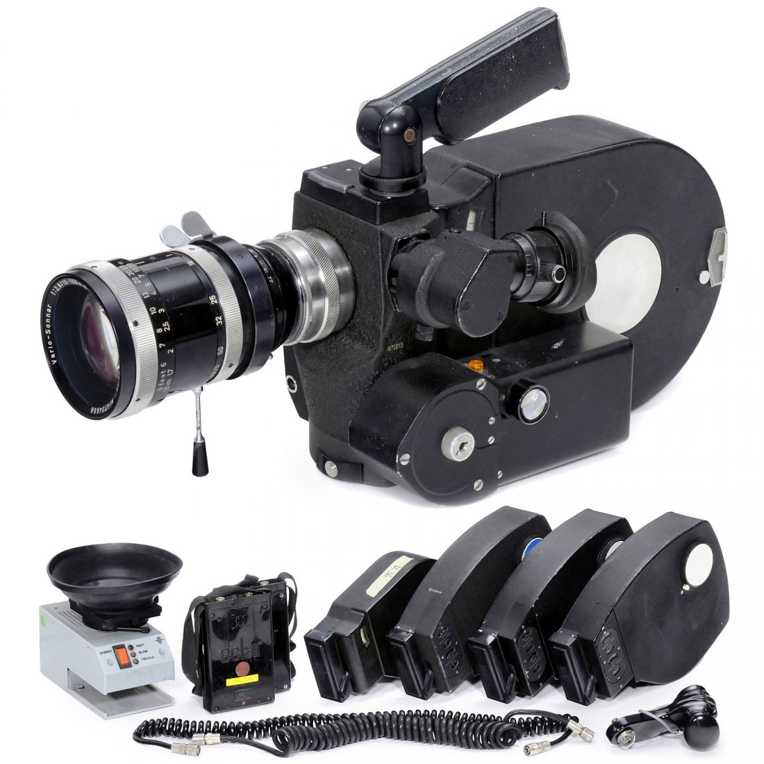 Eclair ACL 16 mm, c. 1975: Eclair ACL 16 mm, c. 1975 Eclair, Paris. Low-noise 16mm reflex camera for hand and tripod operations, lens: Zeiss Vario-Sonnar 1:2,8/ 10–100 mm. – Accessories: 2 cassettes for 60 m film, 3 cassett