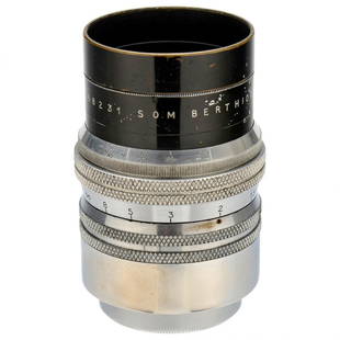 SOM Berthiot Lens 1,5/55 mm for Screw-Mount Leica: SOM Berthiot Lens 1,5/55 mm for Screw-Mount Leica SOM Berthiot, Paris. Standard lens, no. 268231, without rangefinder coupling, with lens hood and cap. SOM Berthiot-Optik 1,5/55 mm für Leica-Schraub