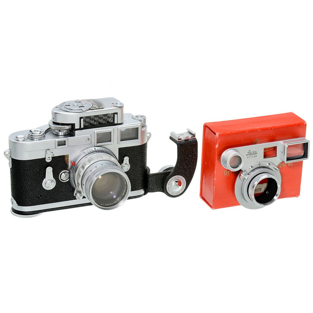 Leica M3 with Summicron 2/5 cm, 1957: Leica M3 with Summicron 2/5 cm, 1957 Leitz, Wetzlar. Nr. 844370, double-stroke advance, vulcanite piece missing (everything else in excellent condition). With Summicron 2/5 cm, no. 1400779. (2–3/2��