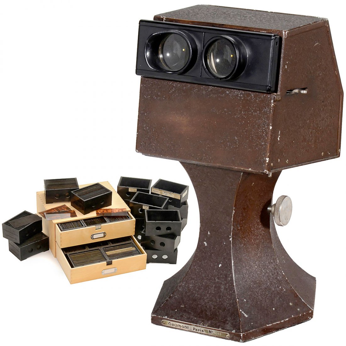 Le Stéréodrome Métallique 6 x 13, c. 1928: Le Stéréodrome Métallique 6 x 13, c. 1928 Etablissement Gaumont, Paris. Table stereo viewer, metal case, serial no. 4553, with 27 trays and approx. 300 stereo glass slides. Le Stéréodrome Métall