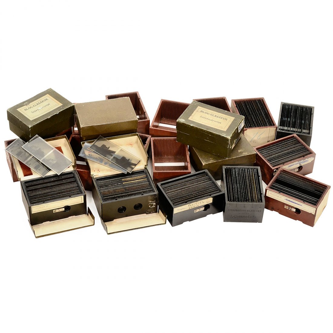21 Gaumont Stereodrome Trays, c. 1930: 21 Gaumont Stereodrome Trays, c. 1930 Size 6 x 13 cm, including approx. 160 stereo glass slides, mainly European locations. 21 Gaumont-Stereodrome-Magazine, um 1930 Format 6 x 13 cm, mit ca. 160 Stere