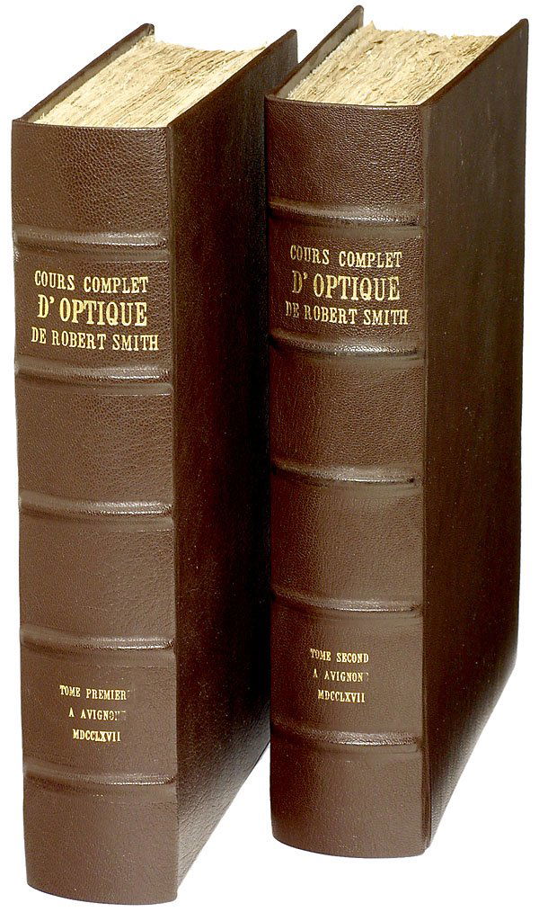 "Cours Complet d'Optique" by Robert Smith, 1767: "Cours Complet d'Optique" von Robert Smith, 1767 2 Bände, 472 und 536 Seiten, handgeschöpftes Büttenpapier, unbeschnitten, moderner Ledereinband mit 648 Abbildungen auf 73 Tafeln, einige Seiten mit