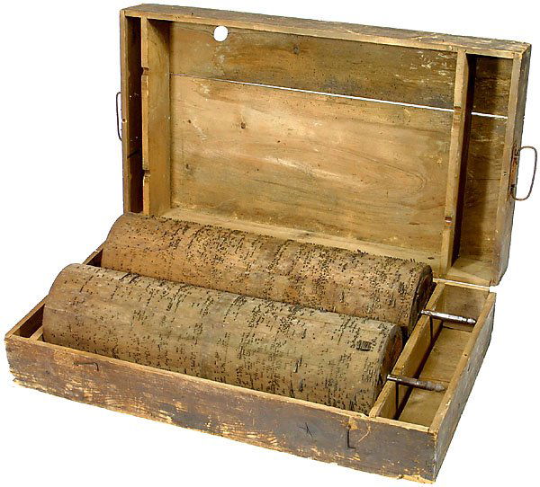 2 Pinned Wooden Barrels for Organs: 2 bestiftete Holzwalzen für Drehorgel Unbezeichnet, für jeweils 9 Melodien, Walzen Ø 17 cm, Länge 60 cm, in stabilem Holzkasten. - Eine interessante Möglichkeit für Spezialisten, diese seltenen