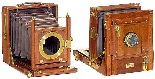 Tropical and Frech Field Cameras Watson: 2 Reisekameras 1) Tropen-Reisekamera "W. Watson & Sons Ltd., Manufacturers, 313 High Holborn, London", ca. 12 x 16,5 cm. Mahagoni, Objektiv Ross, London. "Tessar Patent 4,5/6 in.", Nr. 82576. Einige S