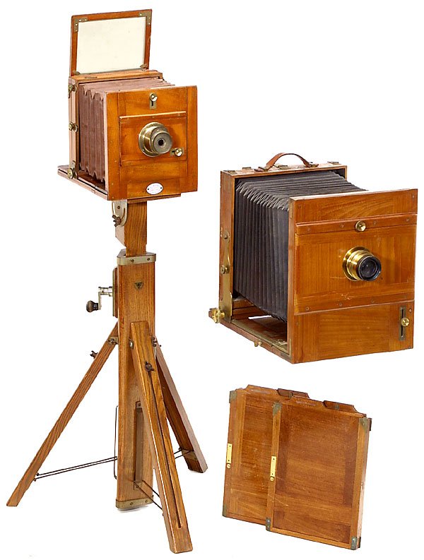 2 Field Cameras Meyer Underwood Reisekameras: 2 Reisekameras 1) Unbezeichnet, 18 x 24, Objektiv Hugo Meyer & Co., Görlitz, Aristoskop No. 6 5,6, Nr. 271486, schwarzer quadratischer Lederbalgen. Mit einem zweiten Objektivbrett und 2 Holz-Doppelka