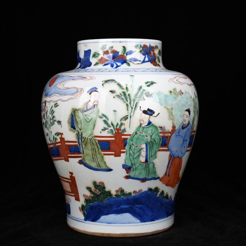 A LARGE WU CAI JAR (1 of 9)