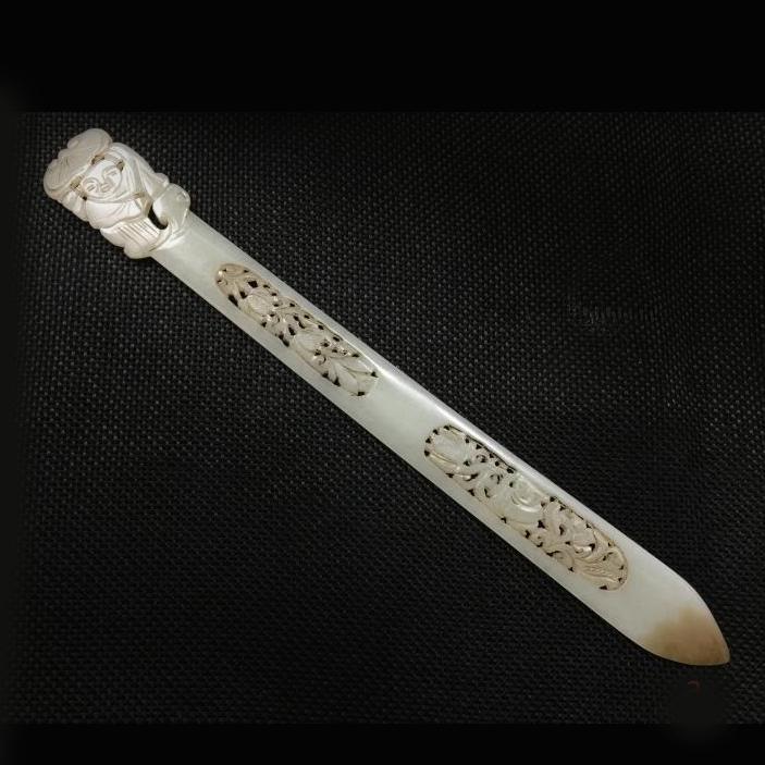 AN OLD WHITE HOTAN JADE HAIRPIN (1 of 7)