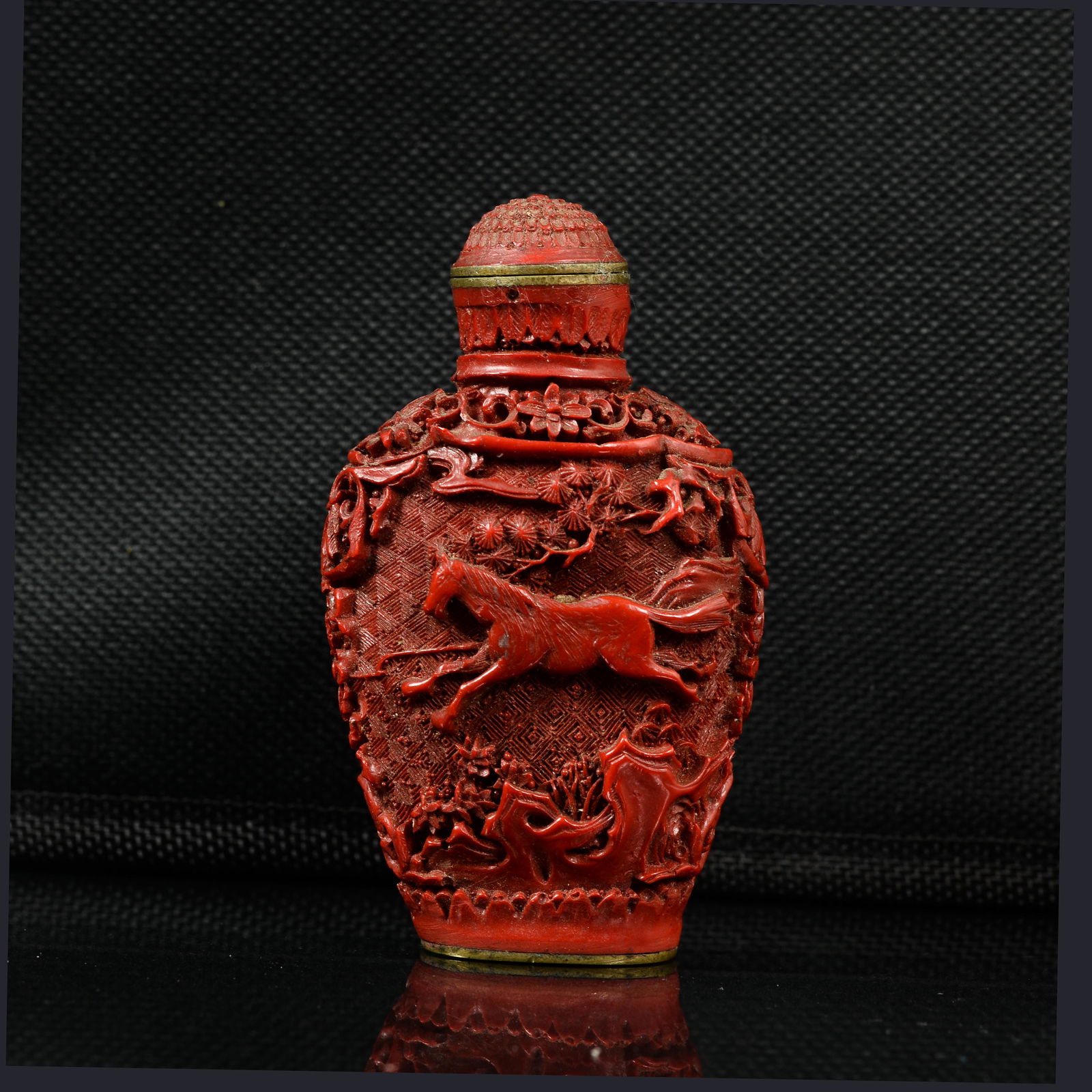CHINESE CINNABAR  SNUFF BOTTLE (1 of 5)