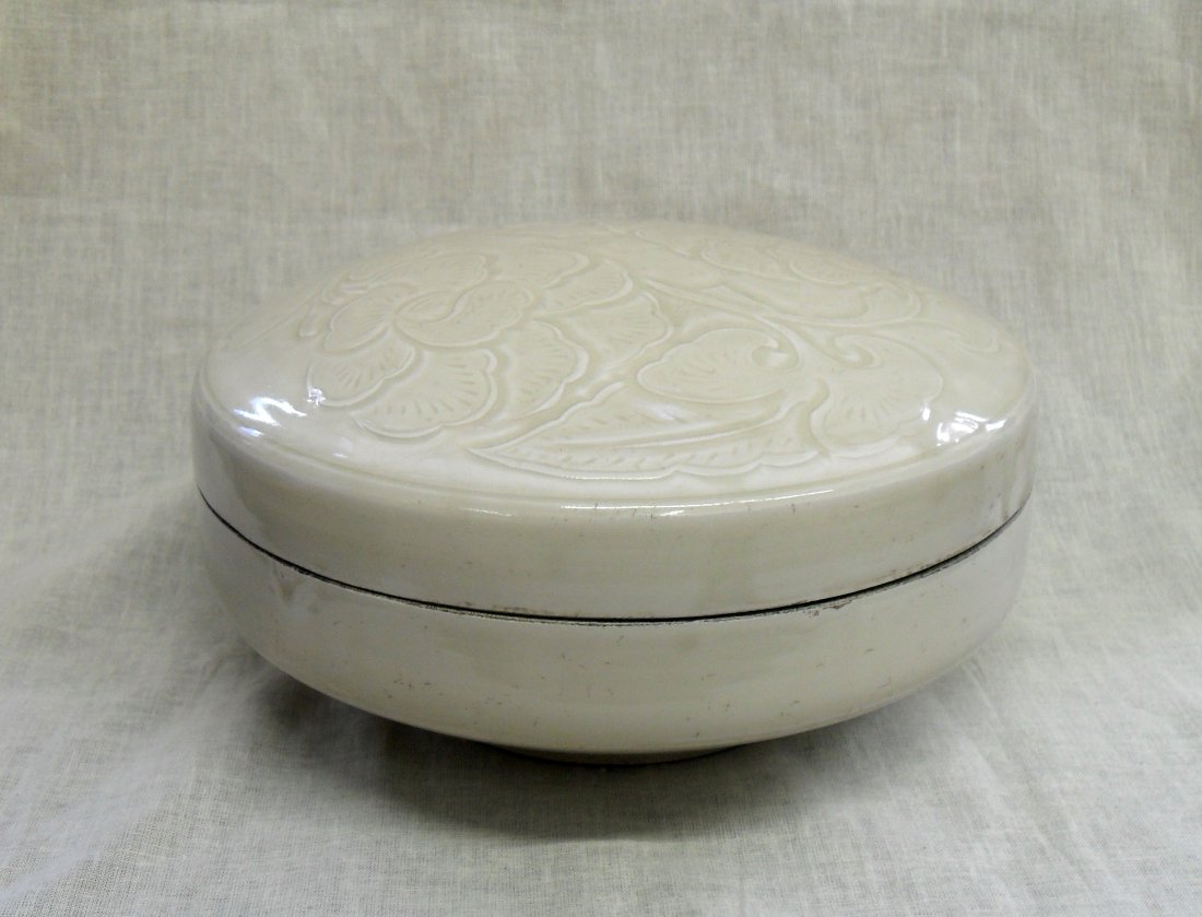 CHINESE DINGYAO CARVED LOTUS BOX Prob NORTHERN SONG (1 of 6)