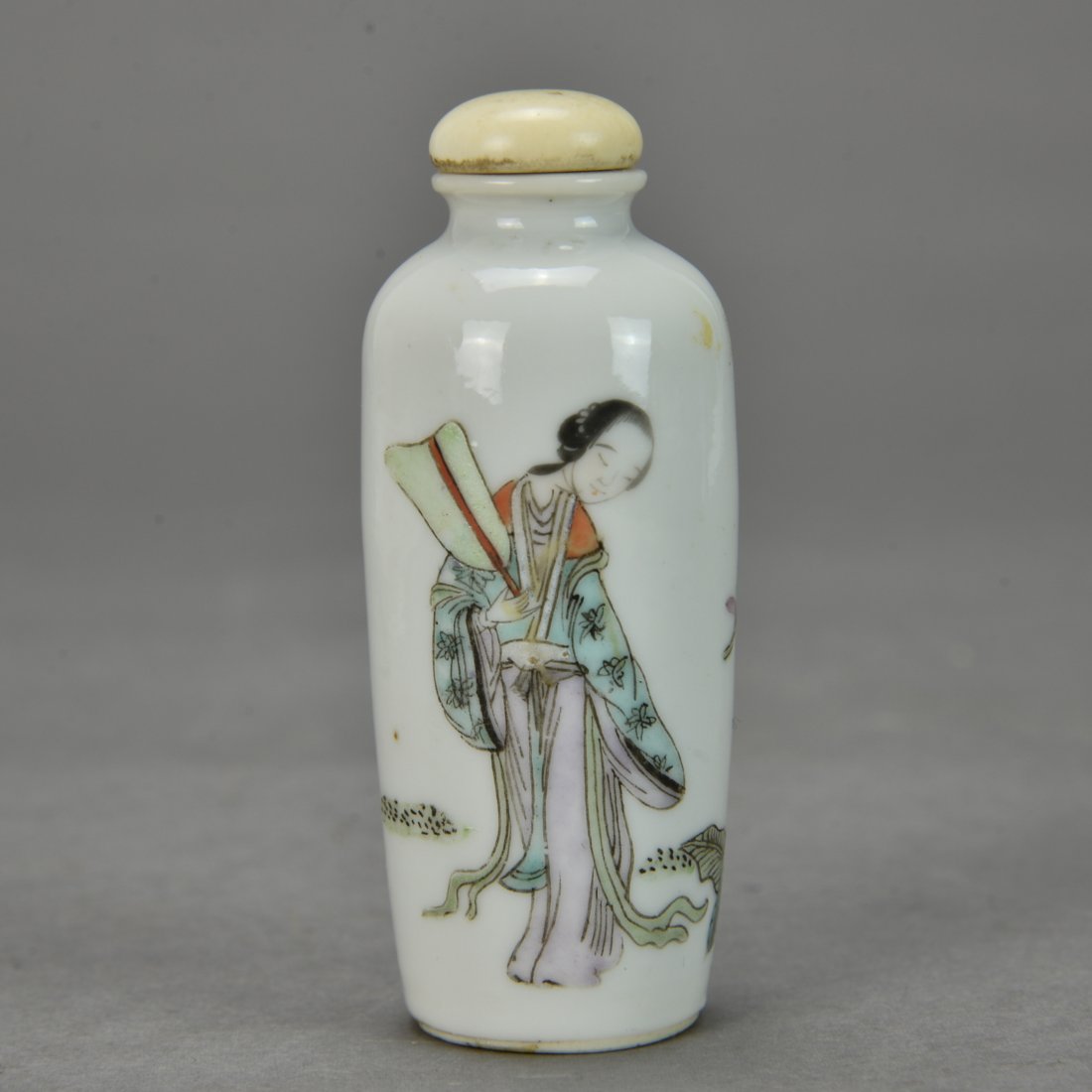 Chinese Antique Famille Rose snuff Bottle (1 of 4)