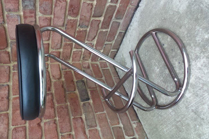 Art deco Gilbert Rhode style sculptural Z bar stool: A fine and rare solid top quality art deco mid century Gilbert Rhode Z-form chrome plated steel round top stationary bar stool with foot rest. Measuring: