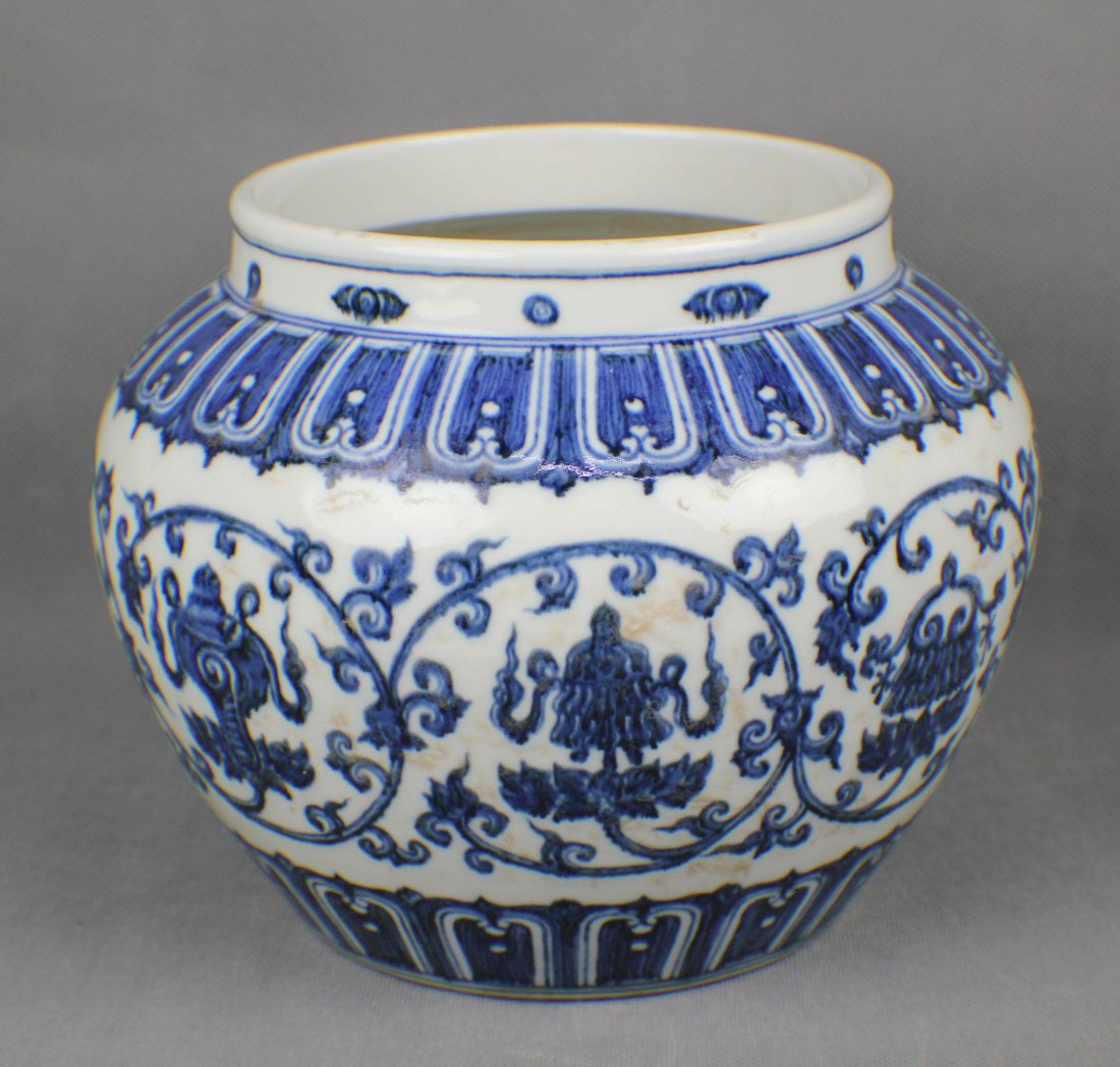 A W & B Jar in Ba Bao Pattern marke Ming Xuan De (1 of 5)