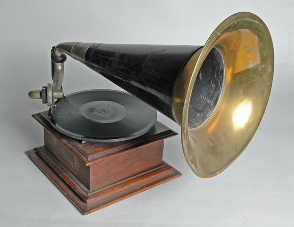 VICTOR VICTROLA TYPE #1 SER # 24687 W/HORN & 7 REC: Provenance: The Auerbach Estate of Syosset, NY.