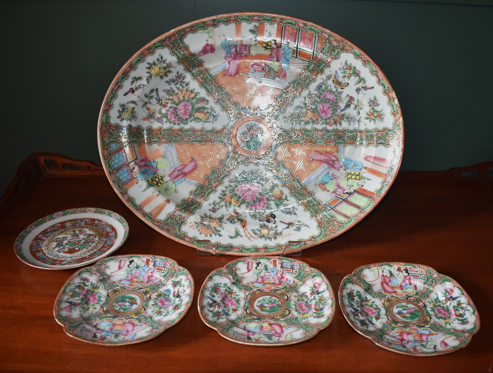 ROSE MEDALLION PLATTER WITH 4 ADDITIONAL PLATES (1 of 2)