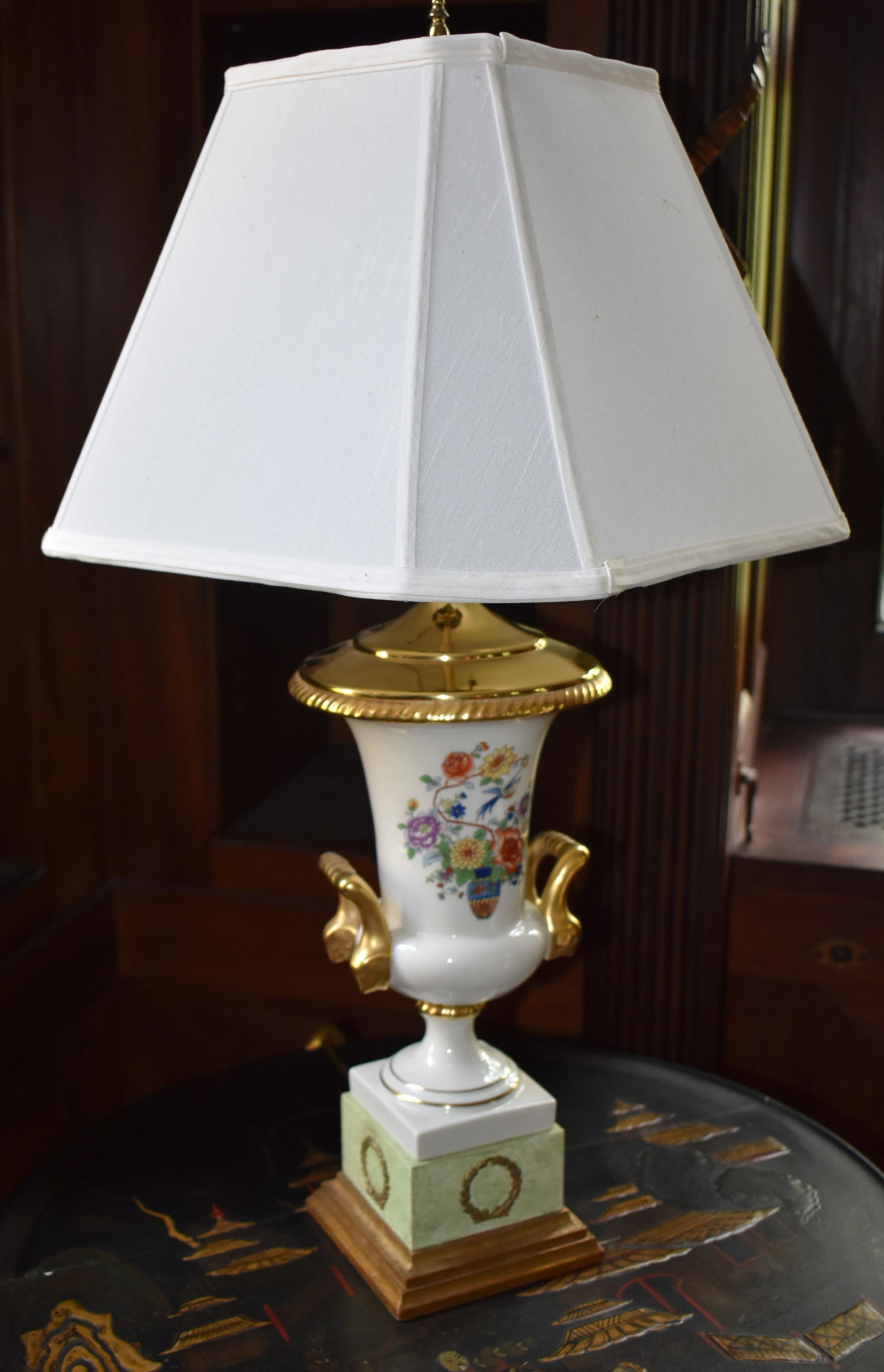 ENGLISH CAMPAGNA URN FORMED PORCELAIN TABLE LAMP (1 of 4)