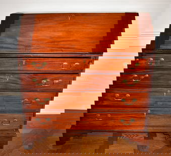 GOOD CHIPPENDALE MAHOGANY SLANT FRONT DESK: A fine quality New England Chippendale mahogany slant front desk, the hinged lid opening to a well-appointed interior above four beautifully grained graduated drawers with lightwood inlaid icicle drop