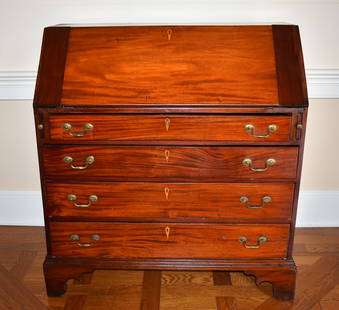 GOOD CHIPPENDALE MAHOGANY SLANT FRONT DESK: A fine quality New England Chippendale mahogany slant front desk, the hinged lid opening to a well-appointed interior above four beautifully grained graduated drawers with lightwood inlaid icicle drop