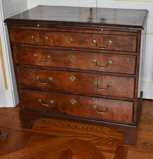 FINE GEORGE II WALNUT BACHELOR'S CHEST, CIRCA 174O: The fine English George II bachelor's chest with original molded quarter panel inlaid top, the case fitted with brush & slide above four exceptional finely figured walnut 1/4 paneled veneers drawer fr