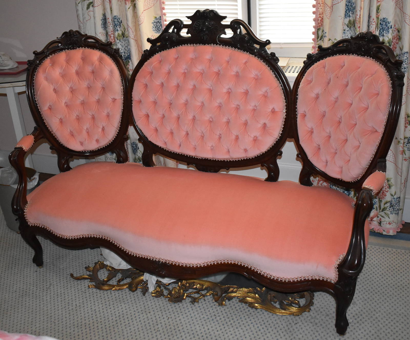 Fine Victorian Rosewood Carved Sofa Auction