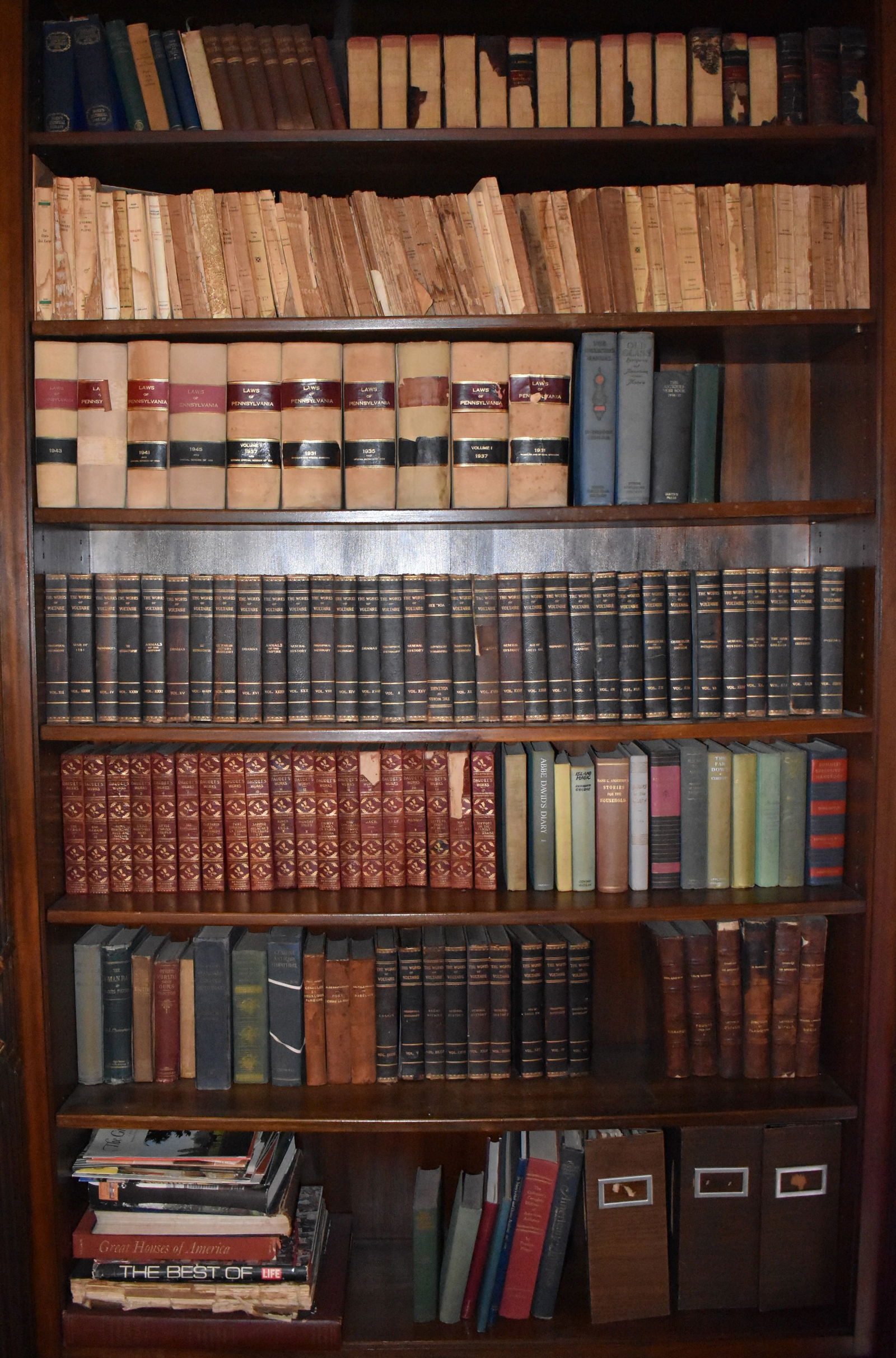 7 SHELVES OF ASSORTED BOOKS (1 of 4)