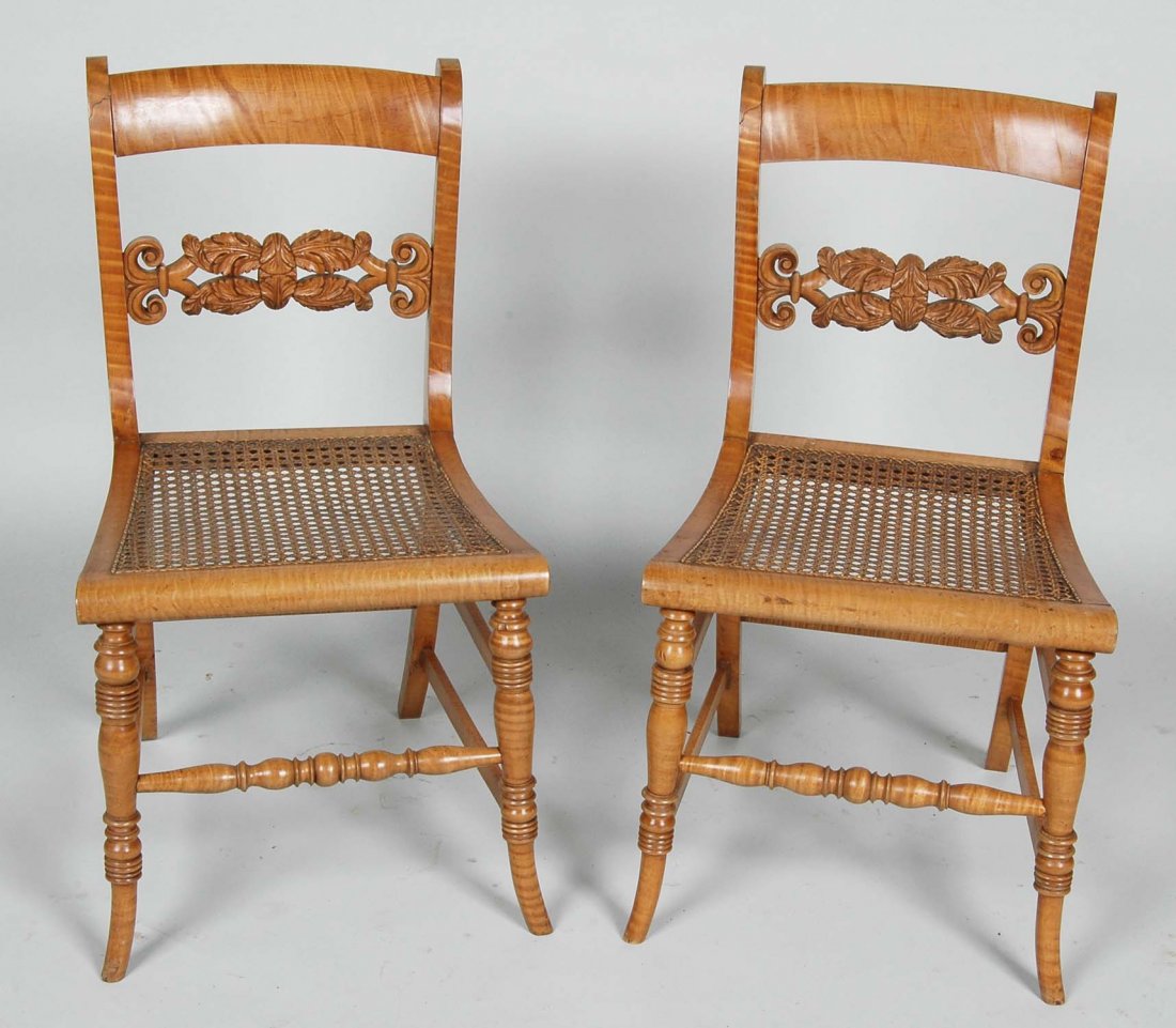 FINE PAIR OF NEW YORK CLASSICAL TIGER MAPLE CHILD'S: The chair with scrolled top stiles centering an arched crest rail above a finely carved paired acanthus leaf & scroll carved splat, woven cane seat resting on finely turned legs and front stretchers.