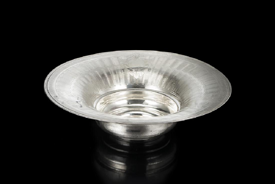 A silver centerpiece. Turkey, beginning 20th century (d: A silver centerpiece. Turkey, beginning 20th century (d cm 36,5 h cm 10) (gr 970 ca) (minor defects)