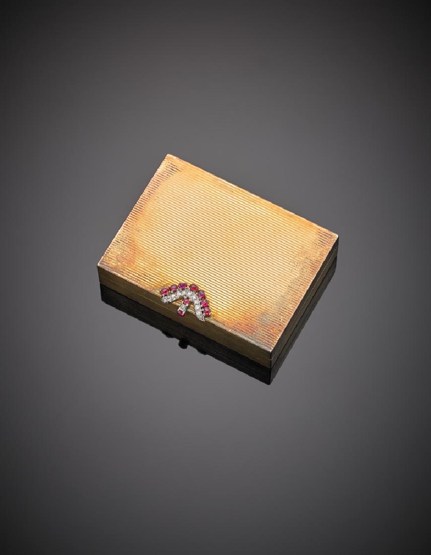 Portacipria con parte esterna in oro, diamanti, rubini (1 of 1)