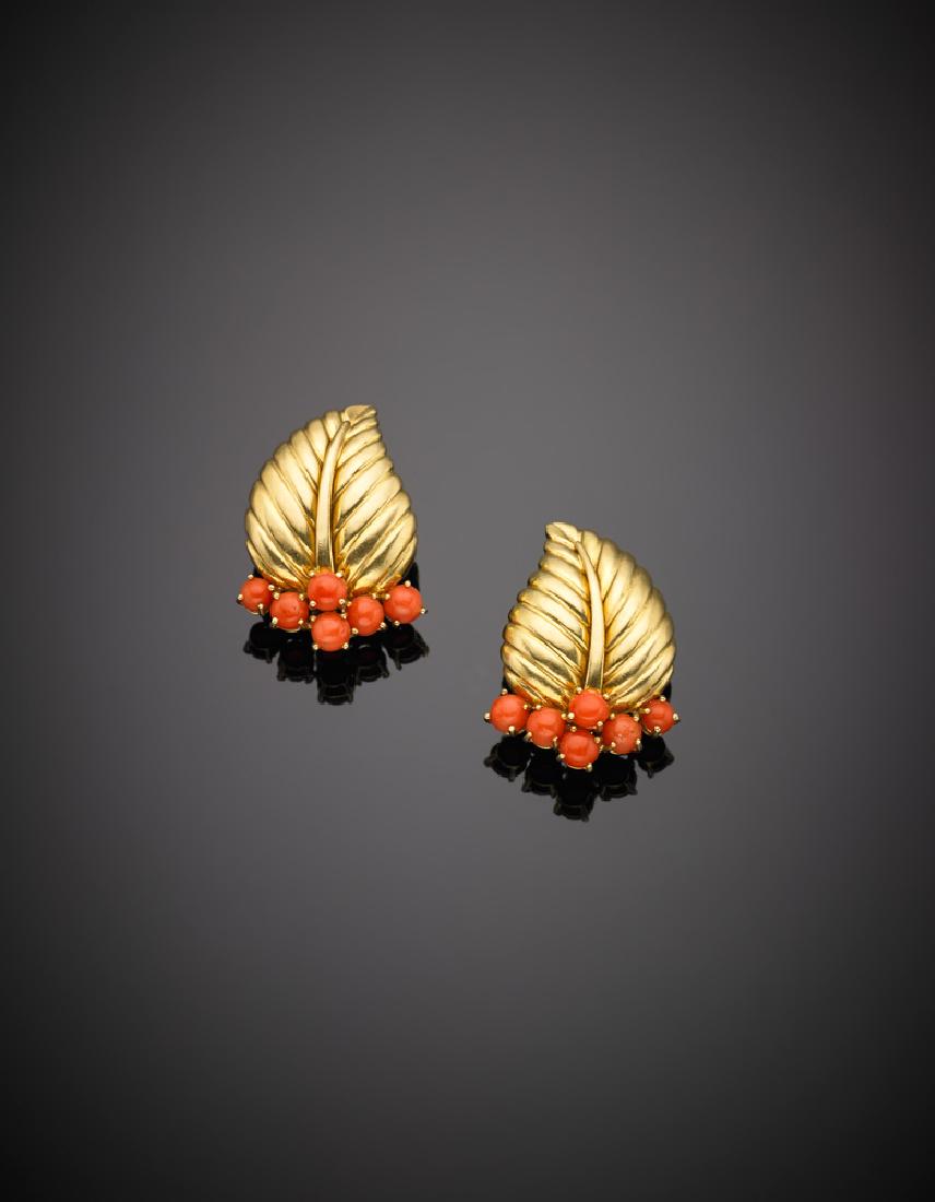 Orecchini a guisa di foglia nervata in oro giallo e (1 of 1)