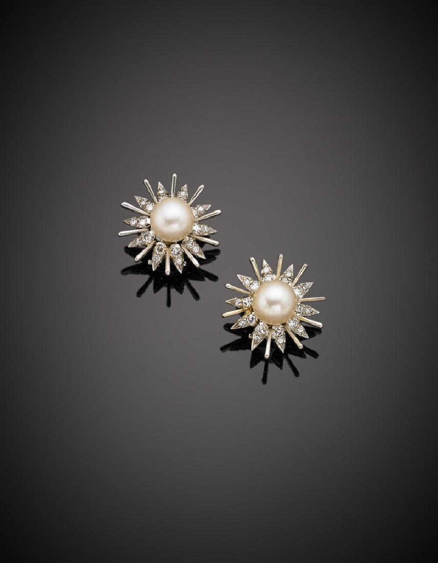 Orecchini in oro bianco a guisa di stella con diamanti,: Orecchini in oro bianco a guisa di stella con diamanti, e perla centrale, g.12,10 White gold pearl and diamond star earrings, g.12,10