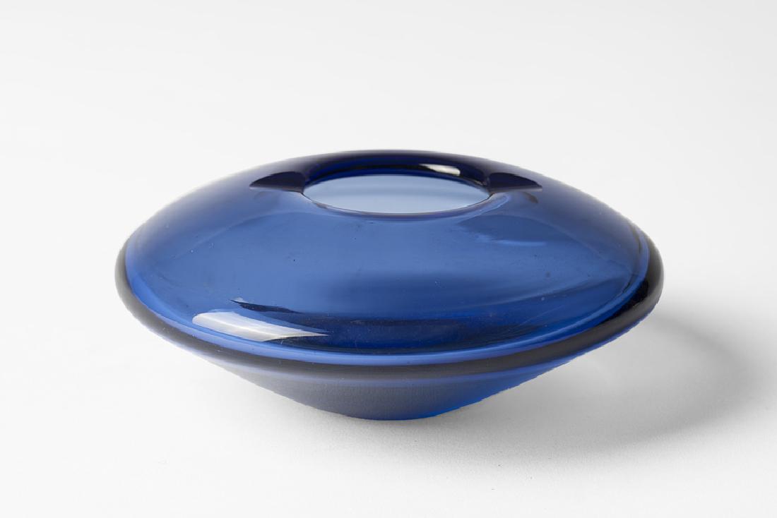 Per Lutken 1916 1998 Posacenere in vetro trasparente: Per Lutken 1916 1998 Posacenere in vetro trasparente turchese. Esecuzione Holmegaard, Danimarca, fine anni 60. Firmato a punta sotto la base (d cm 15 h cm 6,5) (lievi difetti)