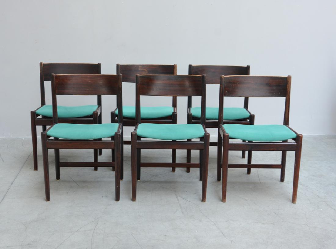 Arne Vodder 1926 2009 Lotto composto da sei sedie in: Arne Vodder 1926 2009 Lotto composto da sei sedie in palissandro indiano, seduta rivestita in alcantara verde. Produzione Sibast Furniture, Danimarca, anni 60 (cm 51x81x45)(difetti e restauri)