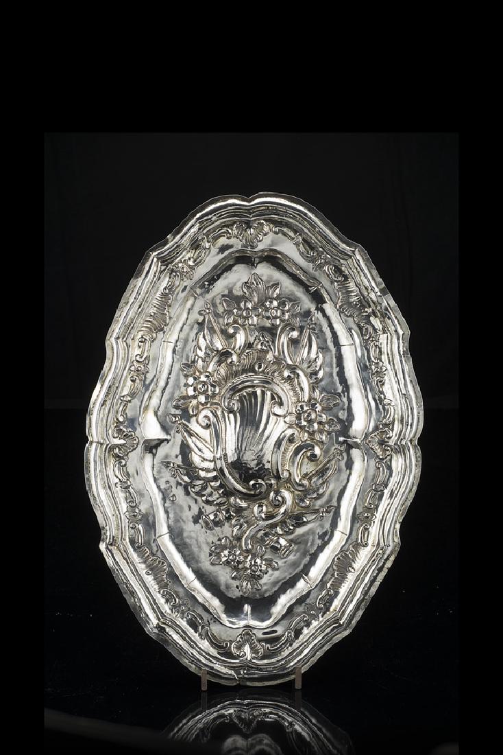 Piatto da parata in argento di forma ovale mistilinea, (1 of 1)