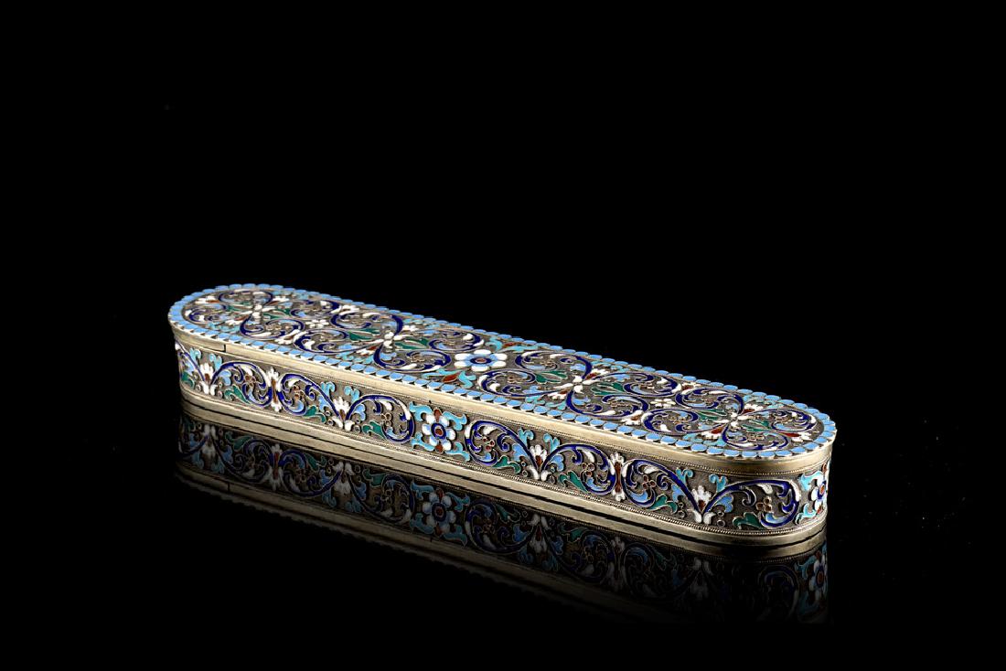 Porta penne in argento e smalti policromi cloisonnè,: Porta penne in argento e smalti policromi cloisonnè, decorato con motivi floreali stilizzati e perlinatura. Marchi di imitazione di San Pietroburgo 1896-1898 e dei fratelli Grachev (cm 21x 4,5x h. cm