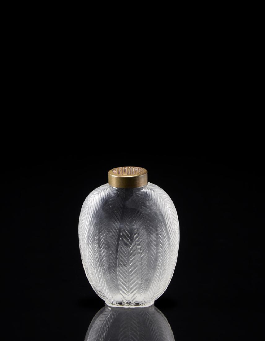 René Lalique (1860 - 1945) Flacone modello "Semis de: René Lalique (1860 - 1945) Flacone modello "Semis de fleurs" in vetro incolore soffiato in stampo con tappo in metallo inscritto Héraud (h. cm 12). Firma a rilievo a stampo "R. LALIQUE". Bibliografi