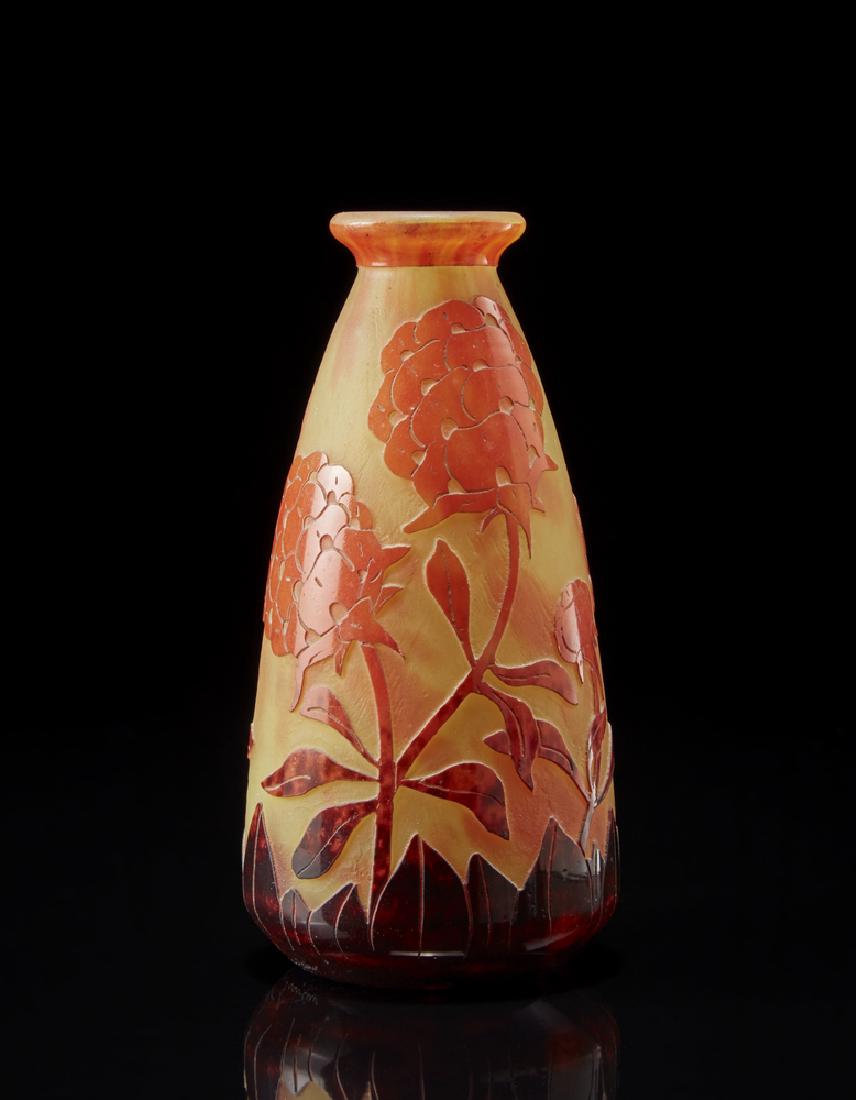 Charder - Le Verre Francais Vaso a bottiglia in vetro: Charder - Le Verre Francais Vaso a bottiglia in vetro cammeo inciso all'acido con soggetto floreale nei toni del bruno e dell'arancio su fondo giallo-arancio. Francia, 1925 ca. (h. cm 18). Firma incis