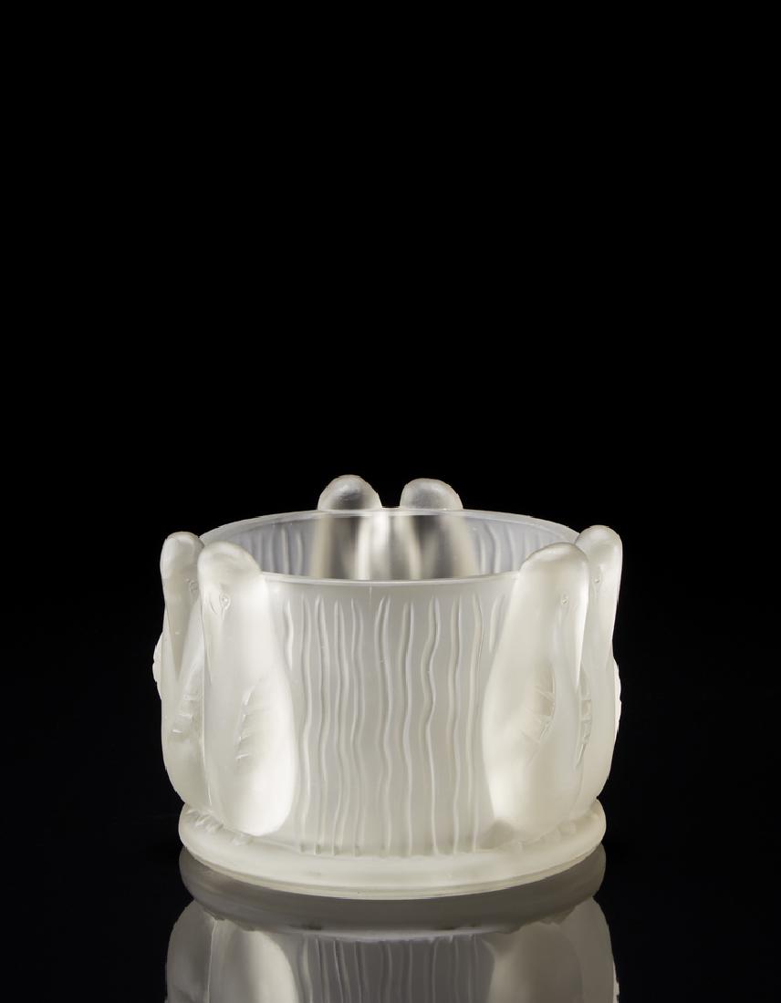 Manifattura francese . Vaso in vetro incolore satinato (1 of 1)