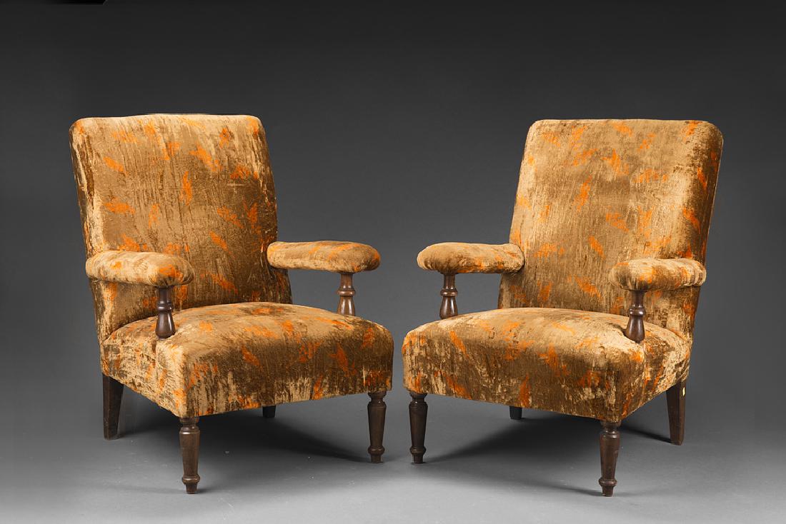 Coppia di poltrone in raso beige decorato a foglie. (1 of 1)