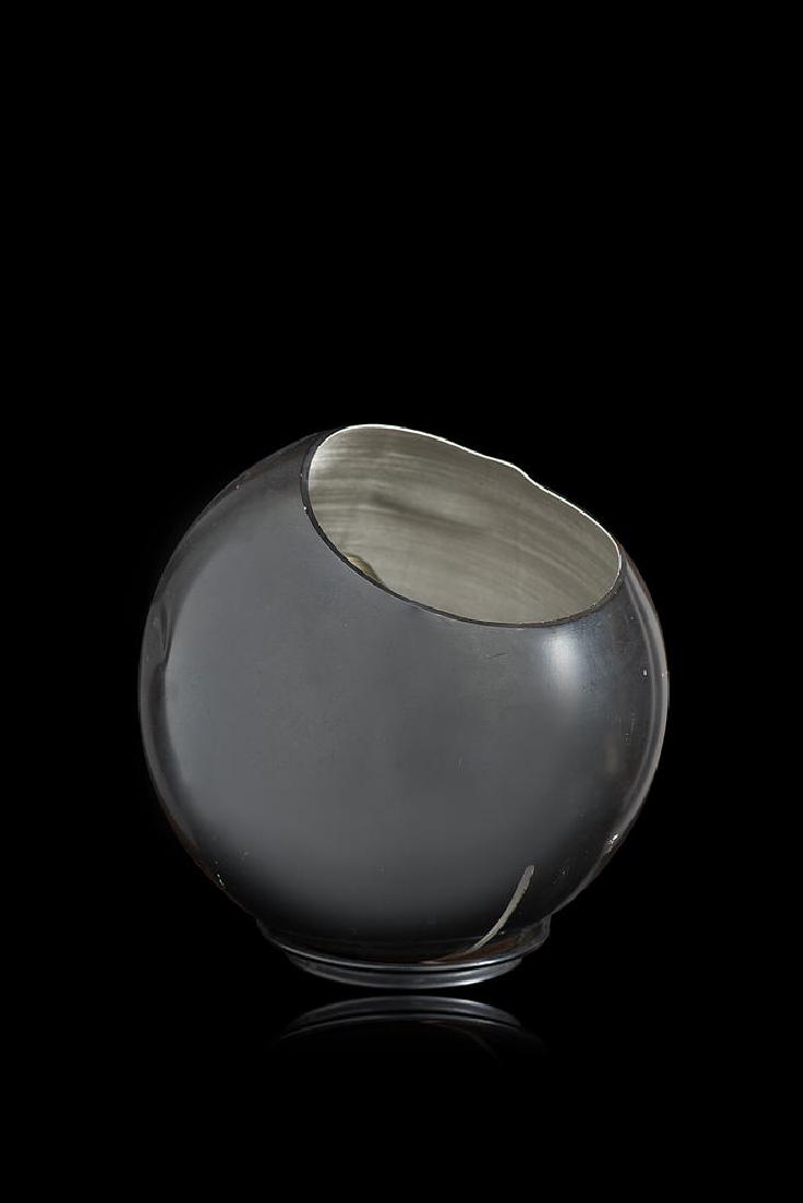 Gino Sarfatti (1912 - 1985) Lampada da tavolo o da: Gino Sarfatti (1912 - 1985) Lampada da tavolo o da terra modello "586". Produzione Arteluce, Milano, 1962. Alluminio laccato nero e piombo (h. cm 22) (difetti) Bibliografia M. Romanelli, S. Severi, Gi