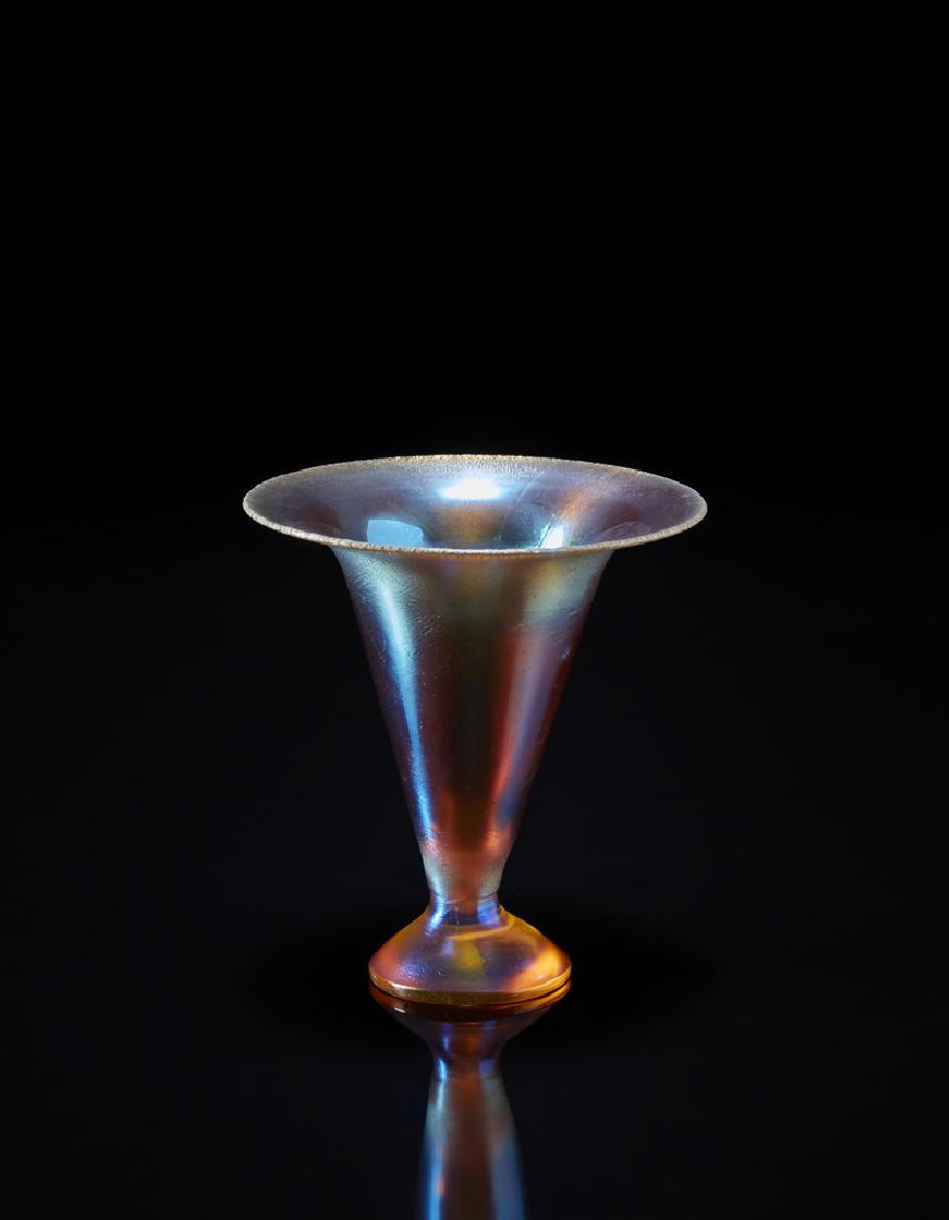 Manifattura sec. XX. Vasetto in vetro iridescente con (1 of 1)