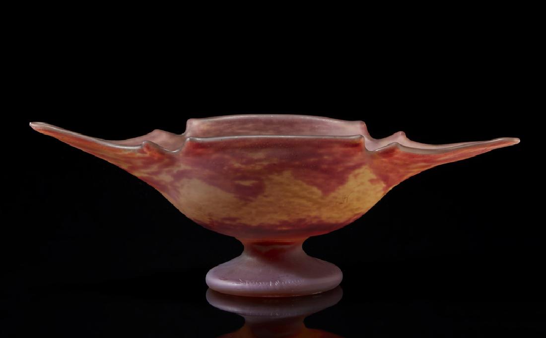 Daum, Nancy Alzata in pasta vitrea opalescente rossa,: Daum, Nancy Alzata in pasta vitrea opalescente rossa, gialla e verde. Inizi del sec. XX (cm 12x34,5x13,5). Firma incisa alla base. An opalescent vitreous paste centrepiece. Early 20th century (cm 12x3