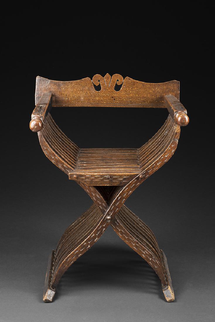 Poltrona "Savonarola" in legno con schienale sormontato (1 of 1)