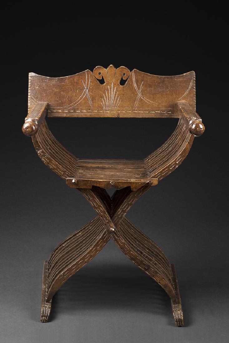 Poltrona "Savonarola" in legno con schienale sormontato (1 of 1)